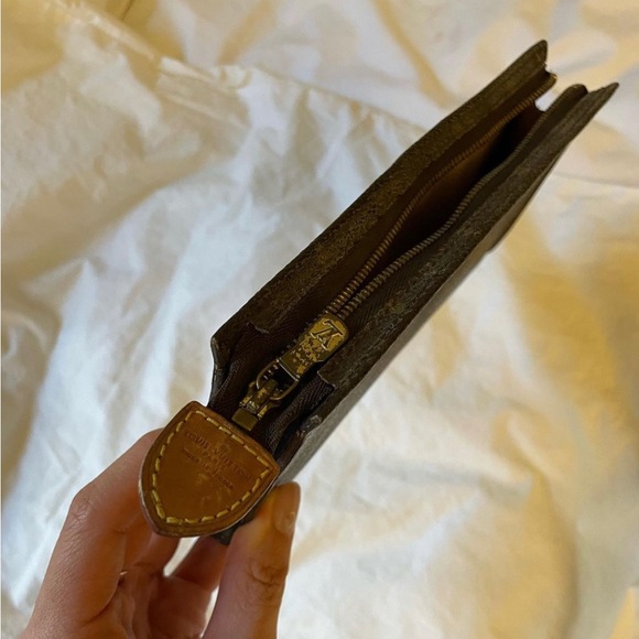 LOUIS VUITTON Monogram Cosmetic Pouch 19 - Picture 2 of 8